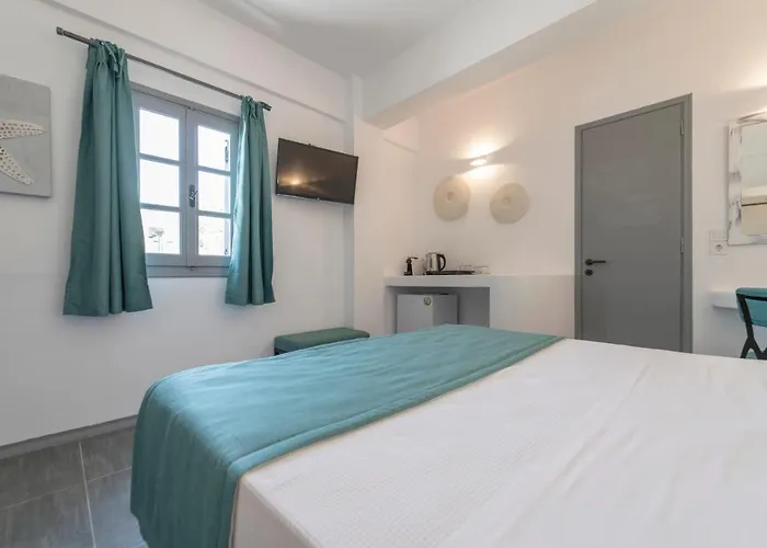 Black Coast Santorini بيريفولّوس