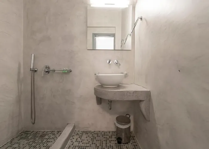 Black Coast Santorini * بيريفولّوس