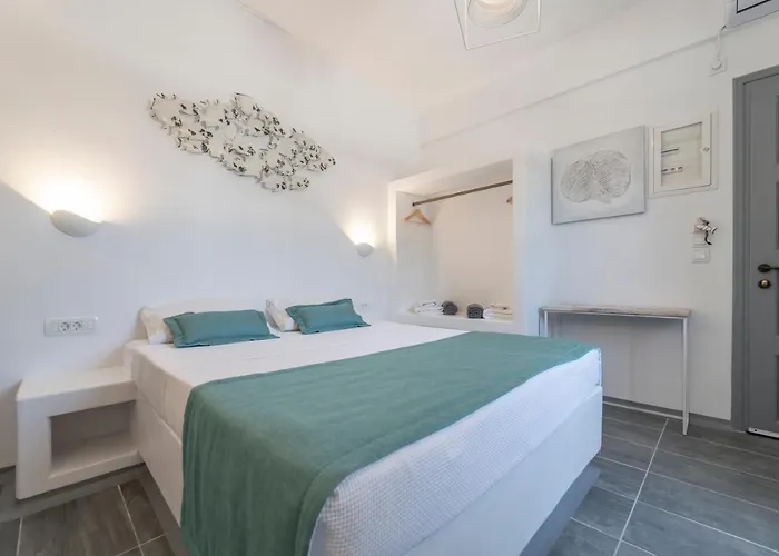 Black Coast Santorini بيريفولّوس