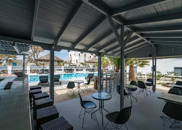 Black Coast Santorini * بيريفولّوس