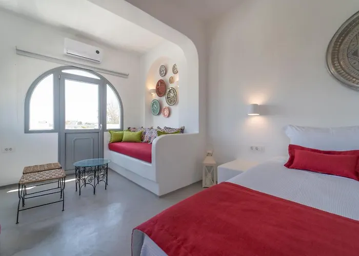 Black Coast Santorini * بيريفولّوس