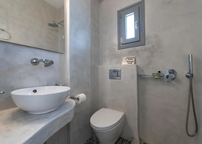 Black Coast Santorini بيريفولّوس