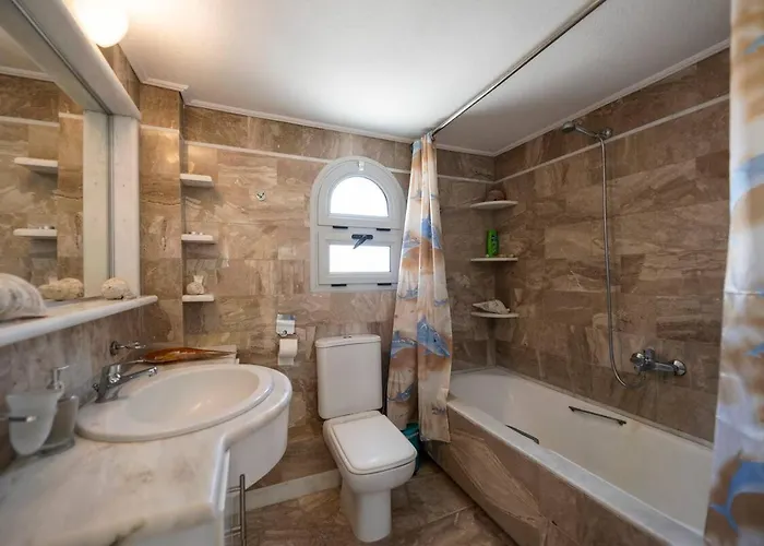 Black Coast Santorini بيريفولّوس