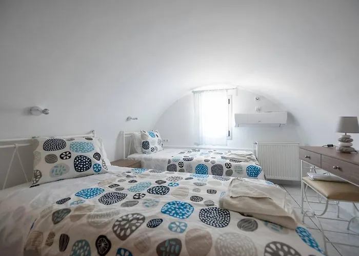 Black Coast Santorini * بيريفولّوس