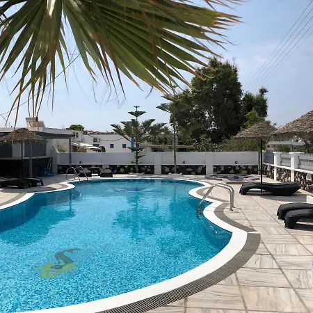 Black Coast Santorini ペリヴォラス