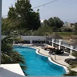 Black Coast Santorini ホテル ペリヴォラス